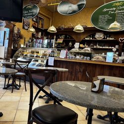Lombardi's Gourmet Market - A nice cafe area to sit and relax