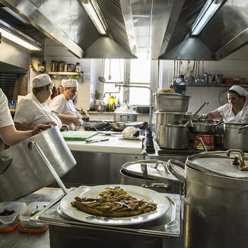 Trattoria Da Burde - La brigata di cucina al lavoro - Tuscan Near Me - Florence, FI
