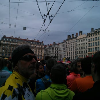 Lyon Urban Trail - Live Terreaux départ. Coureurs inconnus sur la photo - Active Life Near Me - Lyon, 69