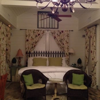Rainbow Courts - King size bed - soooo comfy! - Hotels Near Me - Rockdale, Texas