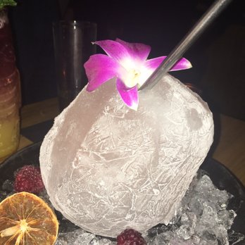 Kiti Bar - Lodowy kokoso kubek z drinem wewnątrz oczywiście - Cocktail Bars Near Me - Warsaw, MZ Kiti Bar - Lodowy kokoso kubek z drinem wewnątrz oczywiście - Cocktail Bars Near Me - Warsaw, MZ