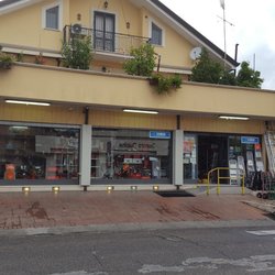 Ferramenta Ferrari - Parcheggio esterno, vetrine e ingresso per disabili.