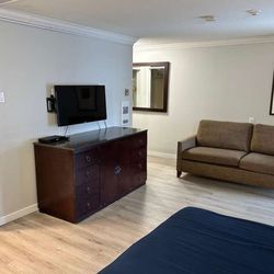 Travelodge Langley City - Guest room