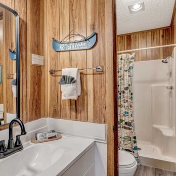 Reel Inn and Lodge - Full size shower - Vacation Rentals Near Me - Quitman, Texas Reel Inn and Lodge - Full size shower - Vacation Rentals Near Me - Quitman, Texas