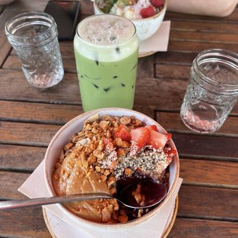 Life Alive Organic Cafe Davis Square - PB&J açaí bowl, iced matcha with oat milk and green planet açaí bowl - Vegetarian Near Me - Somerville, Massachusetts Life Alive Organic Cafe Davis Square - PB&J açaí bowl, iced matcha with oat milk and green planet açaí bowl - Vegetarian Near Me - Somerville, Massachusetts
