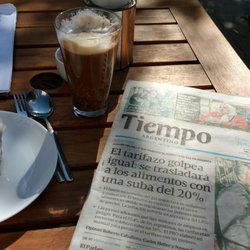 Ramona Bakehouse - Café negro con caramel y granola + muffin de limón y amapolas. Exquisitos.
