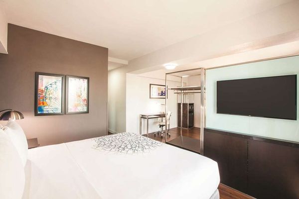 La Quinta Inn & Suites by Wyndham Dallas Downtown by null