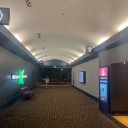 Hoyts Cinemas - Main hallway to the theatres