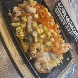 Piña Rellena de Mariscos