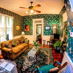 Cliff Cottage Inn - Wide angle view of The Alfred Lord Tennyson Suite
