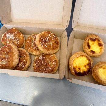 Green Island Cheesecake - L wedding cake R Portuguese egg tart - Bakeries Near Me - Honolulu, Hawaii Green Island Cheesecake - L wedding cake R Portuguese egg tart - Bakeries Near Me - Honolulu, Hawaii