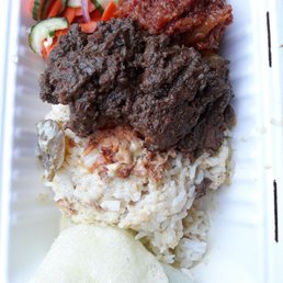 Nasi rendang (jasmine rice, beef rendang, potato crisps, sambal, pickled cucumber+carrots, fish/maybe shrimp? crackers).