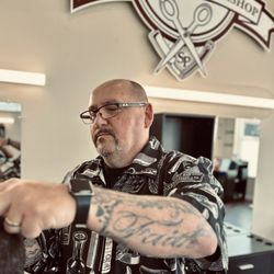 The Shaving Parlour & Barbershop - Our newest barber Mike in action