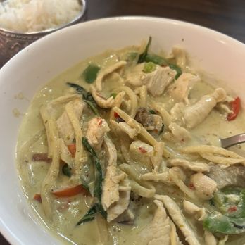 Wimal Authentic Thai Food - Green curry with chicken and white rice - Thai Near Me - Marietta, Georgia