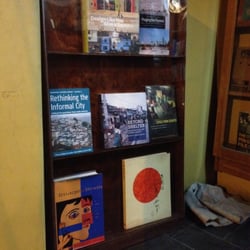 Cummings Bookstore - En escaparate, libros en japonés.