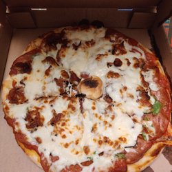 Voltigeurs - Pizza moyenne québécois, supposement extra sauce. Était correct