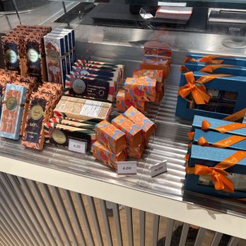 Venchi - Chocolate bars for sale at Venchi in the Westfield Shopping Center in Santa Clara. - Gelato Near Me - Santa Clara, California