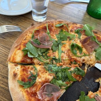Da Gennaro - Arugula, prosciutto pizza. Where is the prosciutto? - Italian Near Me - New York, New York Da Gennaro - Arugula, prosciutto pizza. Where is the prosciutto? - Italian Near Me - New York, New York