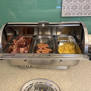 Hotel Astoria - Bacon, sausage, scrambled eggs - Bed & Breakfast Near Me - Salzburg, 5