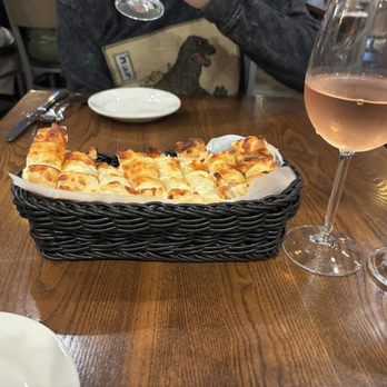 Salute - Cheesy Garlic Bread - Italian Near Me - Rocky Hill, Connecticut