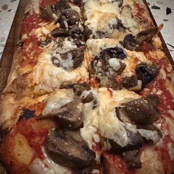 Il Mio - Mushroom Flatbread - Italian Near Me - Clarendon Hills, Illinois Il Mio - Mushroom Flatbread - Italian Near Me - Clarendon Hills, Illinois