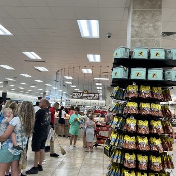 Buc-ee's - Snacks sections - Convenience Stores Near Me - Berthoud, Colorado
