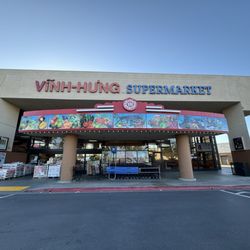 Vinh Hung Supermarket - Front of market