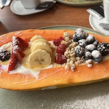 Honua Lisbon - Honra Papaya bowl - Breakfast & Brunch Near Me - Lisbon, 11 Honua Lisbon - Honra Papaya bowl - Breakfast & Brunch Near Me - Lisbon, 11