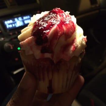 Pearl's Bake Shoppe - Blackberry Mango Cupcake - Bakeries Near Me - Richmond, Virginia Pearl's Bake Shoppe - Blackberry Mango Cupcake - Bakeries Near Me - Richmond, Virginia