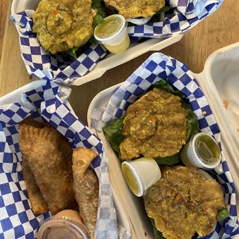 D'Cache Latin Cafe - two trays of food - Latin American Near Me - Berwyn, Illinois