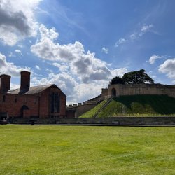 Lincoln Castle - Una parte del parco interno con, sullo sfondo, le mura
