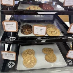 Creamy Scoop - Fresh baked cookies to make custom ice cream sandwiches