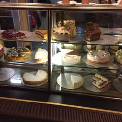 Cafe Margrit - Besser gehts nicht: die Kuchen-Vitrine
