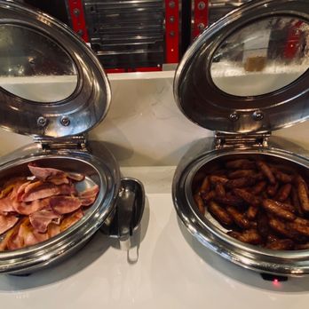 DoubleTree by Hilton Hotel - Bacon and sausage Breakfast buffet - Hotels Near Me - Manchester, XGM