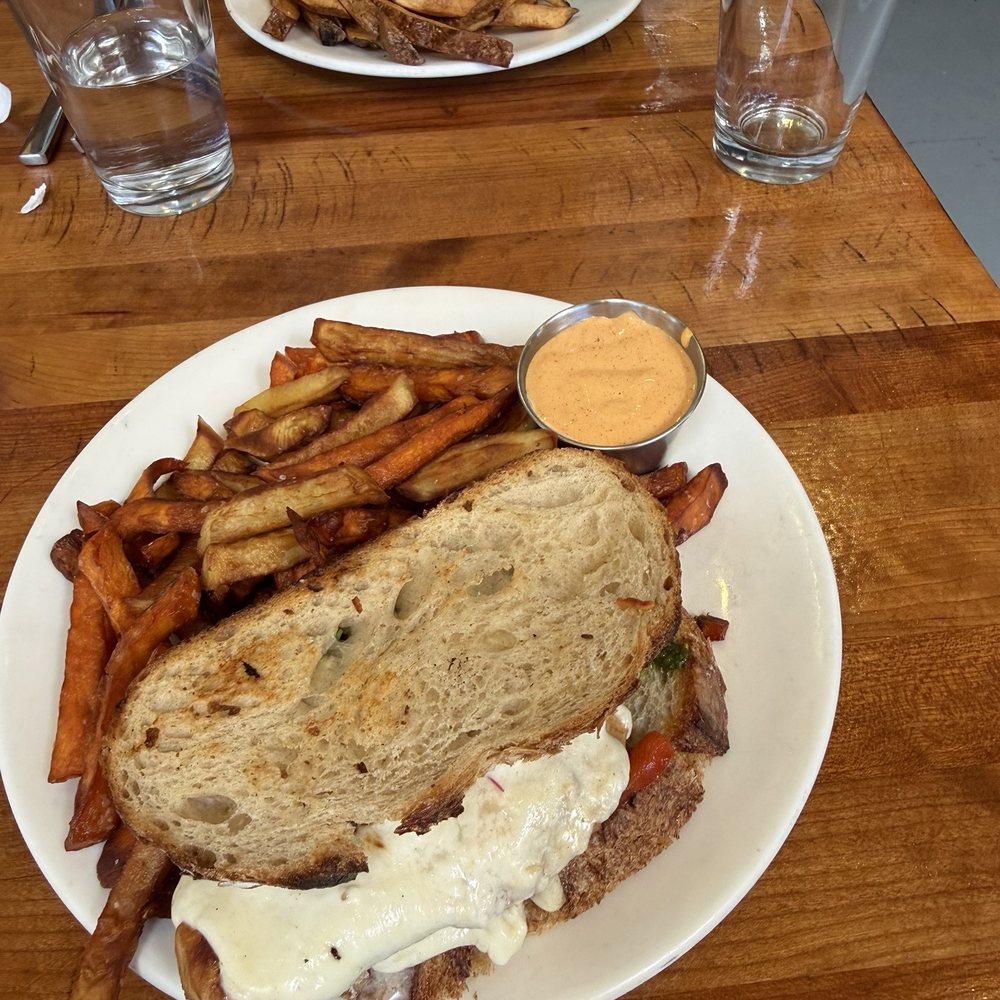 Beaumont Bakery & Cafe - Pesto Chicken Pesto Sandwich - Coffee & Tea Near Me - Millcreek, Utah