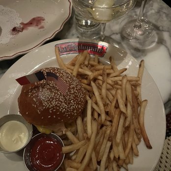 Le Diplomate - Cheeseburger - disappointing - Brasseries Near Me - Washington, DC, District of Columbia