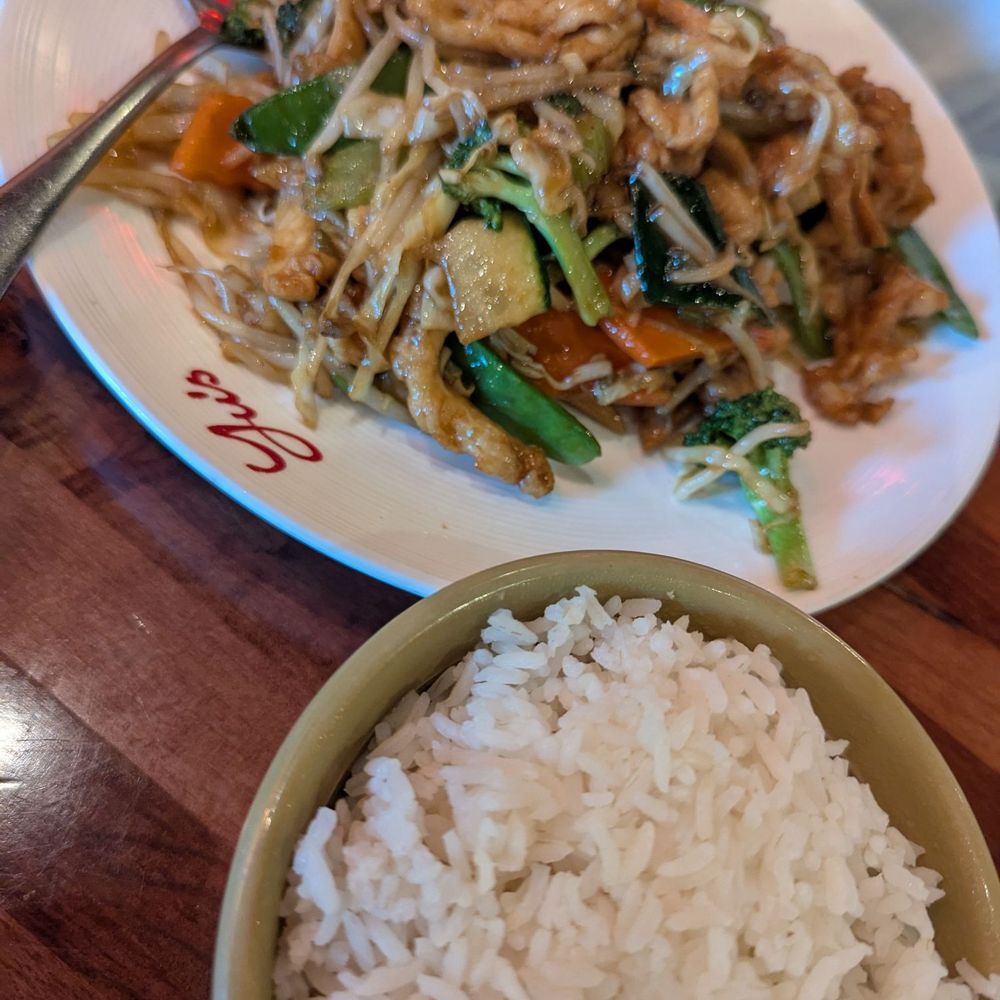 Yu's Mandarin - Chicken chop suey. Decent amount of chx, but flavorless. - Chinese Near Me - Wheeling, Illinois