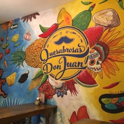Quesabrosas Don Juan - Foto del mural del nombre dentro de una pared en el local