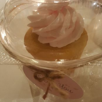 Cupcake and Things Bakery - Cupcake favors with cherry blossom decoration - Bakeries Near Me - Kapolei, Hawaii Cupcake and Things Bakery - Cupcake favors with cherry blossom decoration - Bakeries Near Me - Kapolei, Hawaii