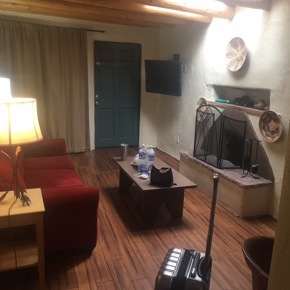 Las Palomas - Living room with lovely fireplace & fire starter - Hotels Near Me - Santa Fe, New Mexico Las Palomas - Living room with lovely fireplace & fire starter - Hotels Near Me - Santa Fe, New Mexico
