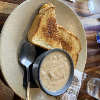 Cove Lakeside Bistro - Hampton Clam Chowder Brunch and grilled cheese - American Near Me - Portage, Michigan