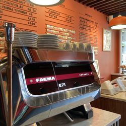 03/26/2025 They serve Italian brand coffee.