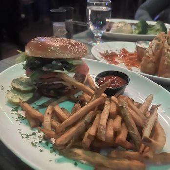 Black Barrel Tavern - BLACK BARREL BURGER - Breakfast & Brunch Near Me - Chicago, Illinois