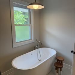 Freestanding bathtub + pendant light