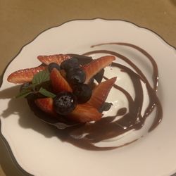Il Vagabondo - Berries and cream in a chocolate cup