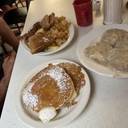 Rooster's Cafe - The hungry man, breakfast and biscuits and gravy