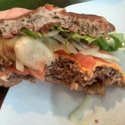 burgerme - Belegter Burger mit nicht geschmolzenem Käse