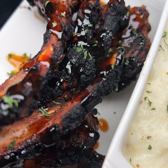 Lulabelle’s Restaurant - a plate of ribs and mashed potatoes - Bars Near Me - Charlotte, North Carolina