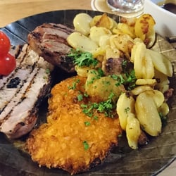 Heimbacher Brauhaus - Heimbacher Brauhaus-Pfanne: Steak vom Rind und Schwein, Knusperhähnchenbrust, dazu Heimbacher Dunkelbier-Soße, Bratkartoffeln und Salat
