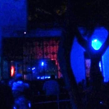 Luna Bar - Gente en el patio de la planta alta, el 18 de julio de 2015. - Bars Near Me - Rosario, S